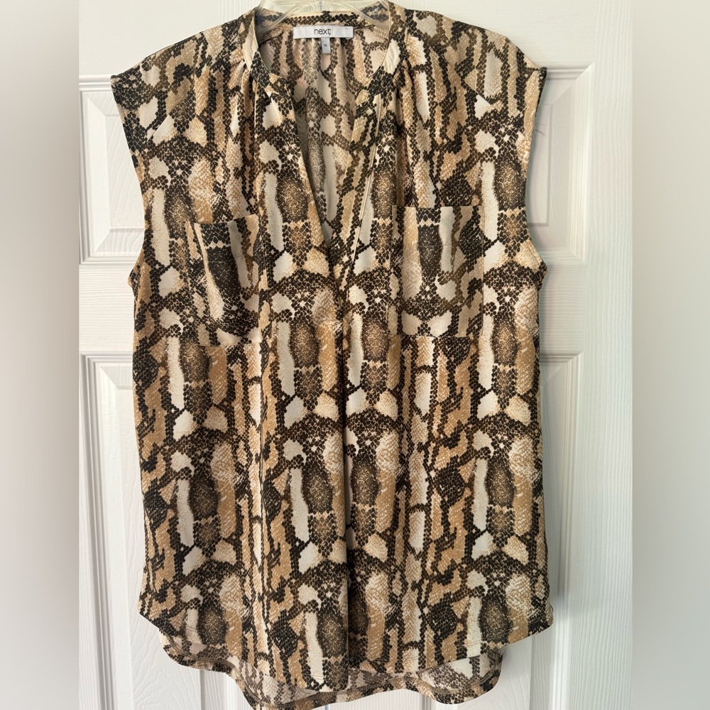 Print sleeveless top.
